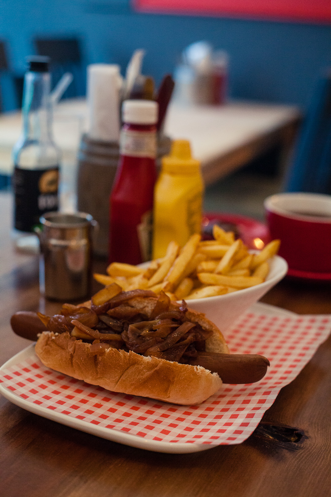 Surf Dogs Glasgow is a new hotdog joint in the Southside of Glasgow. Decorated with an eclectic mix of Star Wars memorabilia, skate boards and film quotes, the restaurant dishes up a variety of hot dogs, many of which can be easily made vegan!